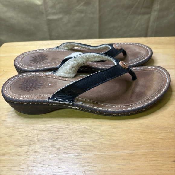 UGG Women's 8 (approx) Black Leather Sandals with Shearling Comfort Sole Suede - Picture 2 of 11